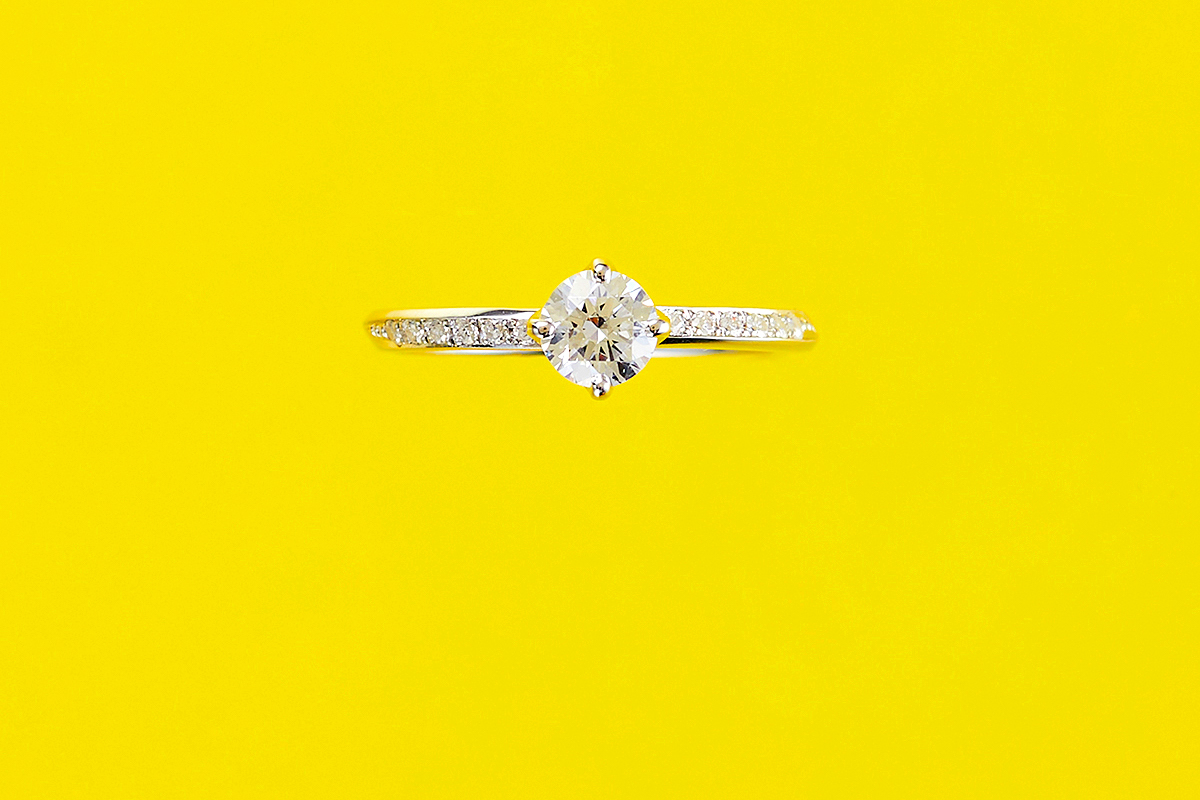 サイドにダイヤモンドが入った可愛い婚約指輪