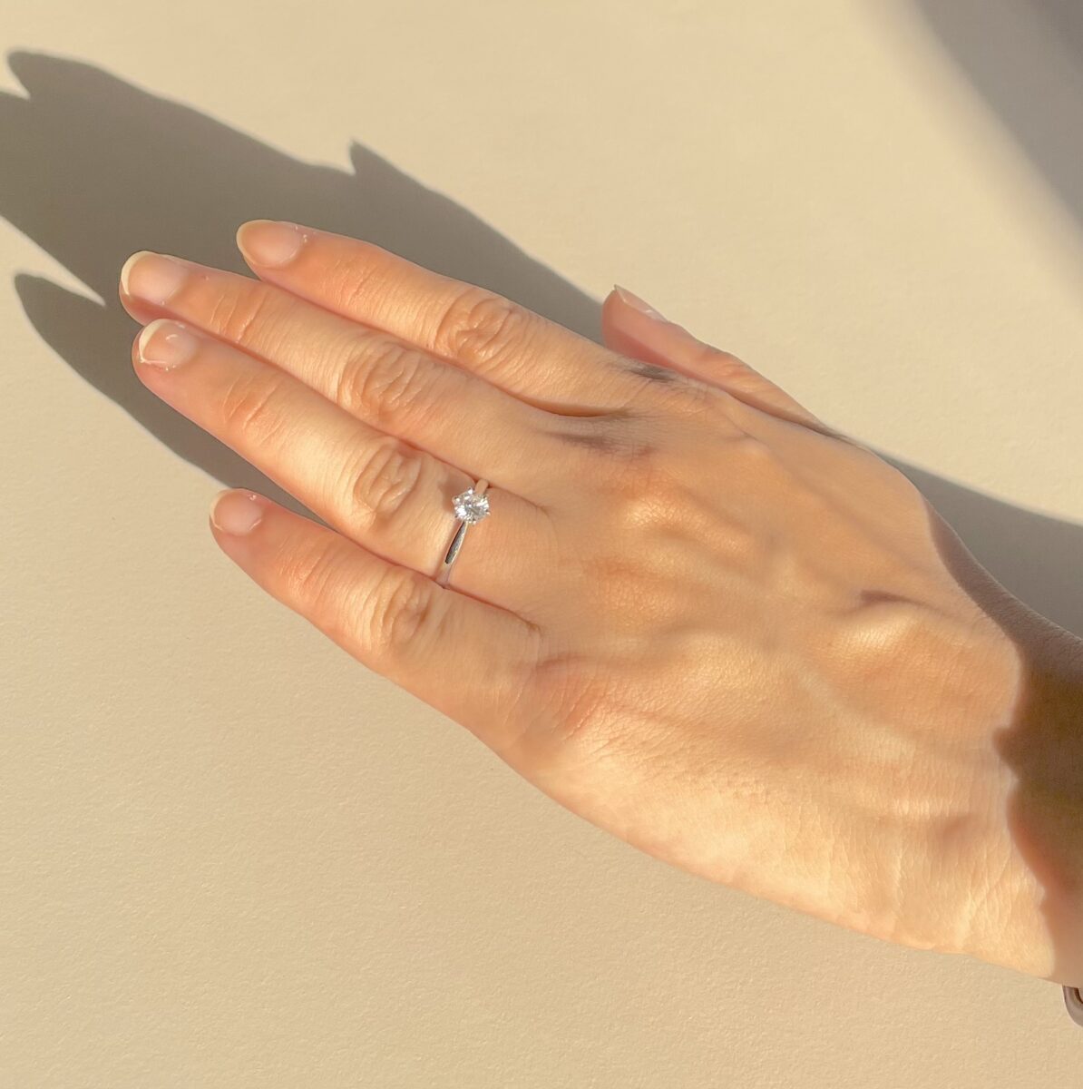 シンプルな婚約指輪　王道　世界から愛された婚約指輪