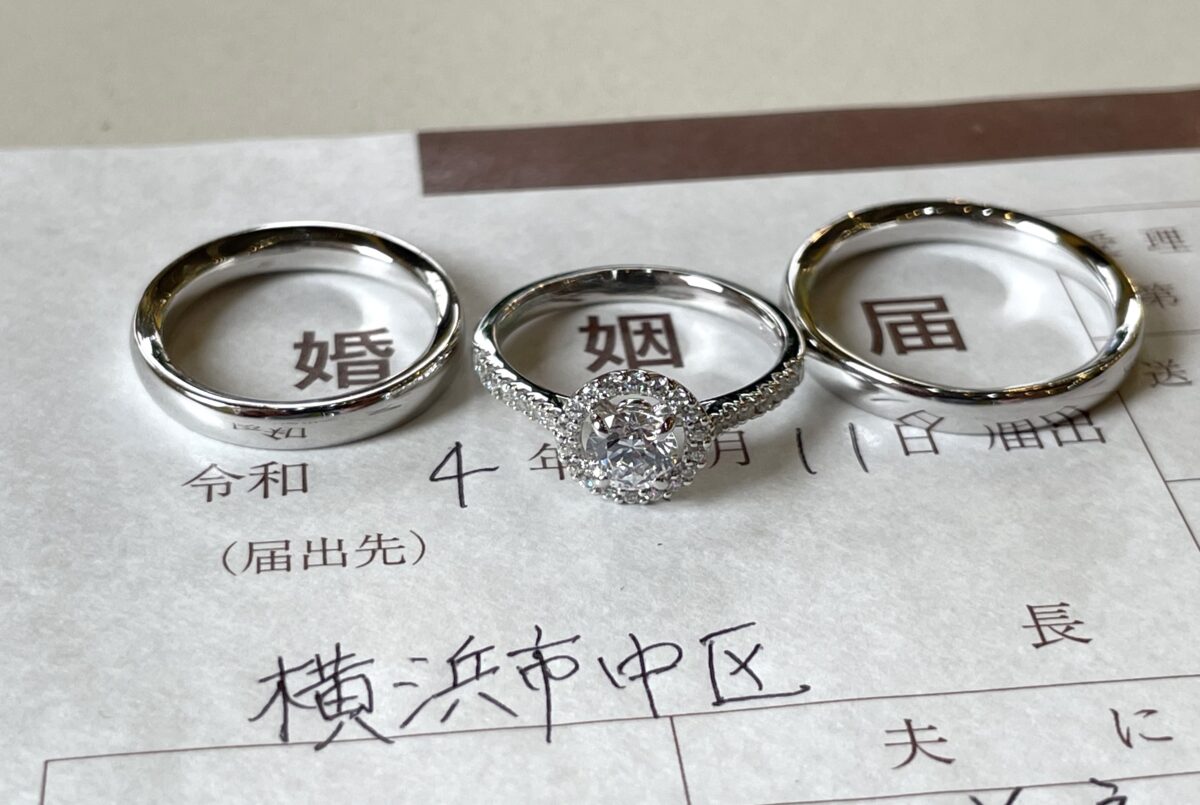 結婚　婚姻届　RING STAND 結婚指輪と婚約指輪